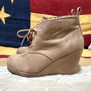 DV Dolce Vita wedge ankle booties size 6.5